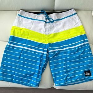 Quiksilver Boardshorts w/ Velcro & Drawstring closure Size 33 EUC worn once